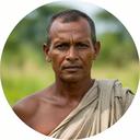 देहाती पृष्ठभूमि में खड़ा किसान, कंधे पर गमछा और शांत अभिव्यक्ति